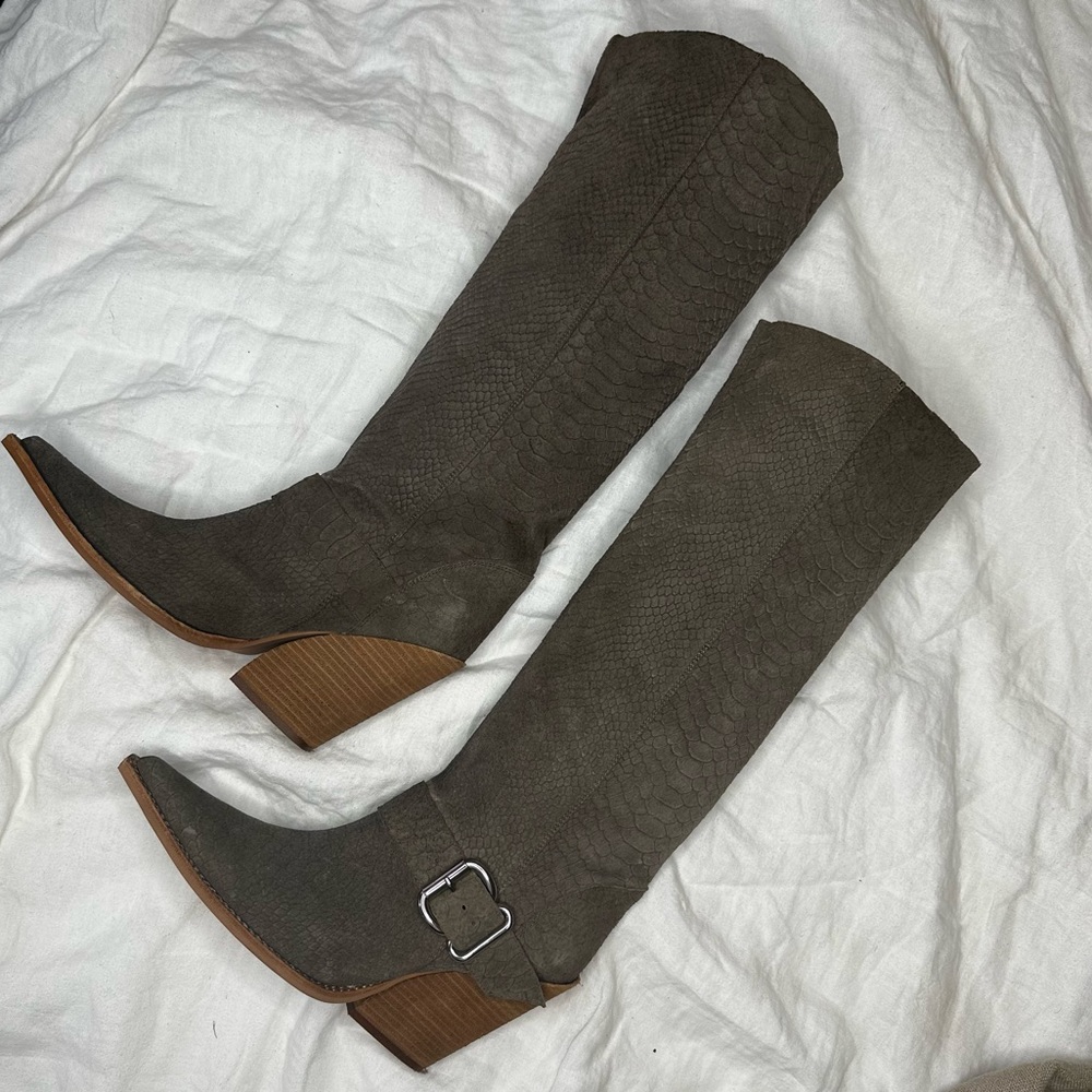 Suede western boot with gator texture
